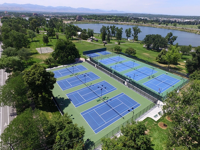 Sơn 5 lớp sân tennis-pickleball với Sơn có 10% Hạt cao su Decoturf USA trên nền nhựa